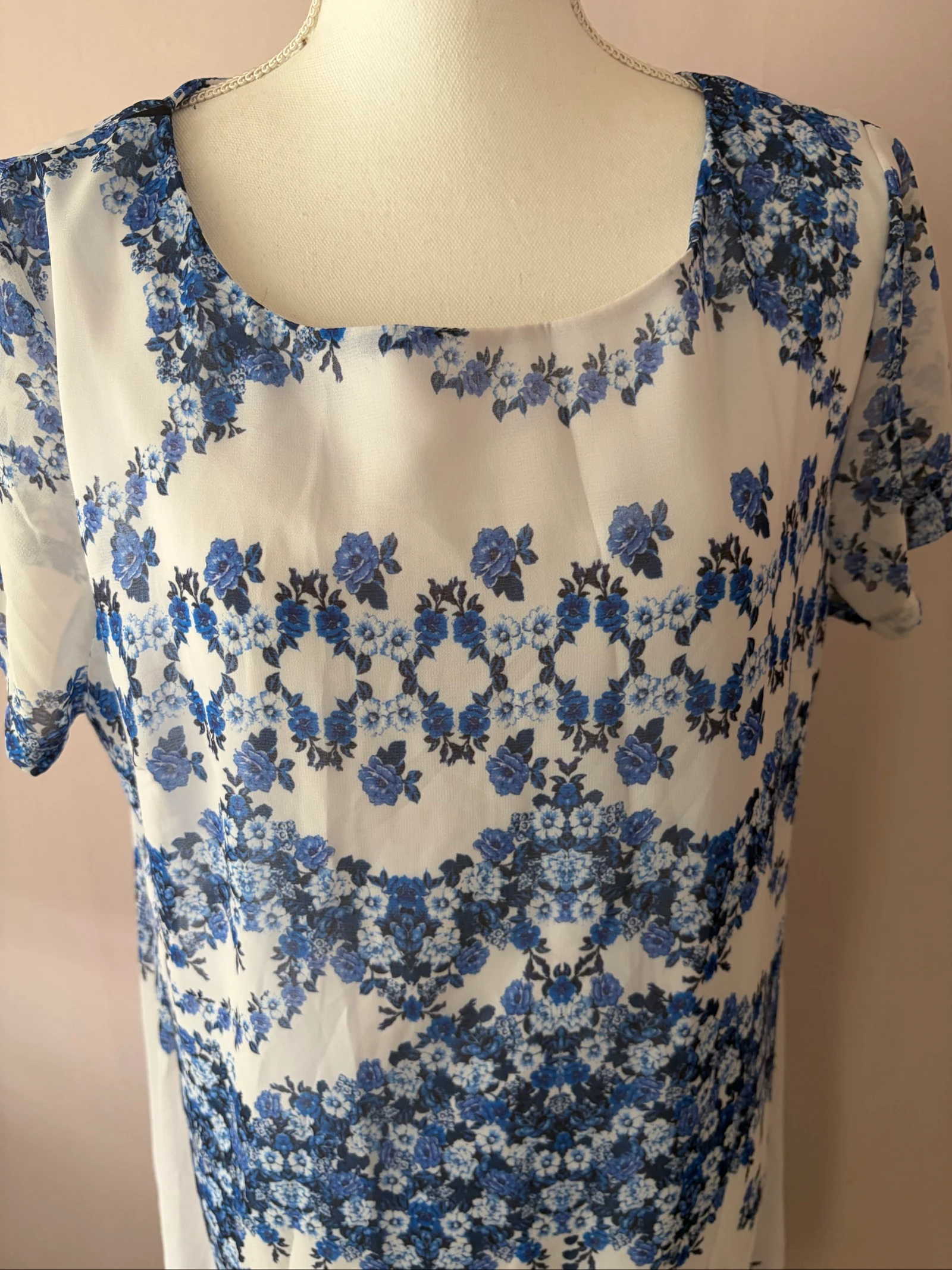 Vestido Fluido com Estampa Floral Azul e Branco Nina Kalio - Tamanho 46 - Excelente Estado – photo 2